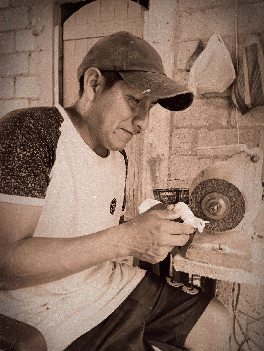 Artesanos trabajando con tagua